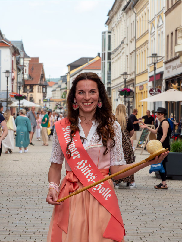 Die amtierende Meininger Hütesholle Christiane Reißig-Zöller Die amtierende Meininger Hütesholle Isabel Wagner winkt aus einem Oldtimer heraus