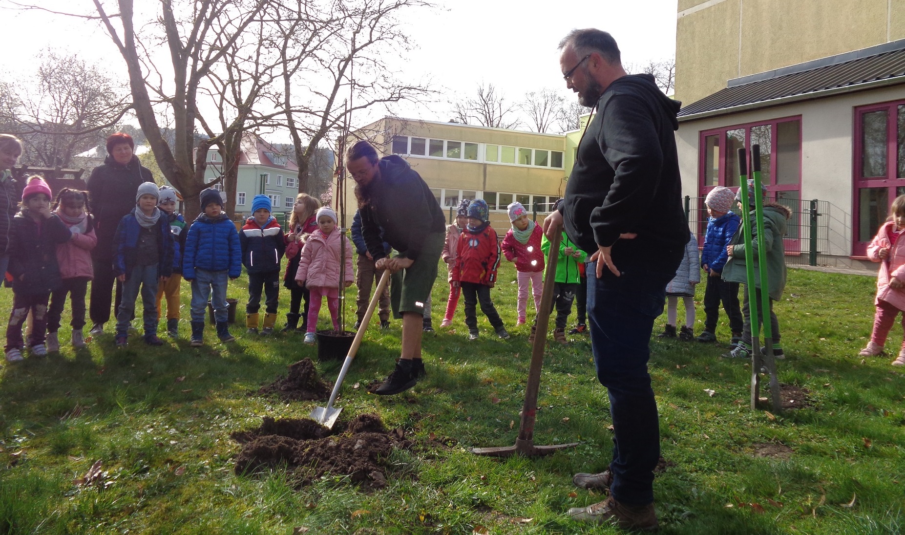 Klimataler-Sammler pflanzen Apfelbäume im Kindergarten