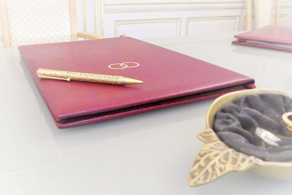 Mehr Trauungen, stabile Geburtenzahlen und beliebte Vornamen im Jahr 2025